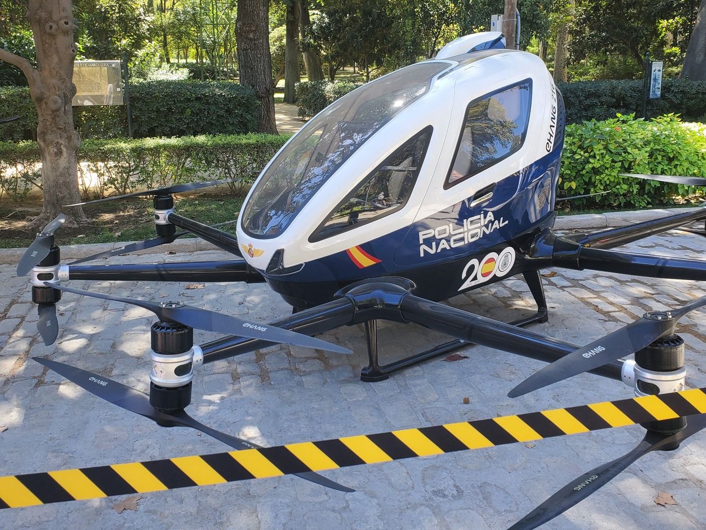 Dron de pasajeros EHang EH216 con la librea de la Policía Nacional, expuesto en Sevilla